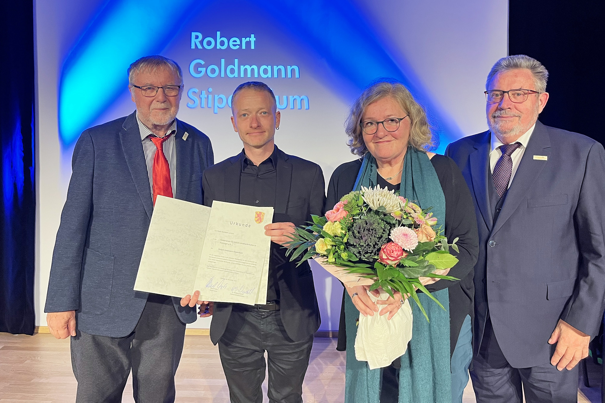 Preisübergabe in Reinheim mit:
Hans-Jürgen Köttner (Stadtrat Reinheim)
Johannes Gräßer (Festivalleiter)
Dorothea Marx (Vorsitzende des Fördervereins)
Wolfgang Schmidt (Stadtverordnetenvorsteher Reinheim)